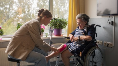 Mevrouw in haar rolstoel