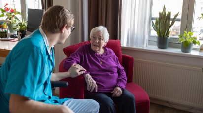 Mevrouw met psycholoog het Hoge Heem