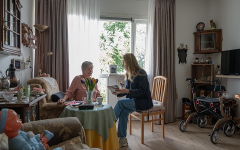 bewoner met naaste in haar woning