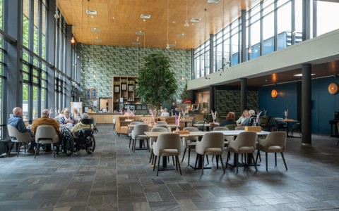 samen in het restaurant van het gebouw