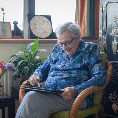 mevrouw zit te lezen