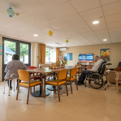 bewoners samen aan tafel