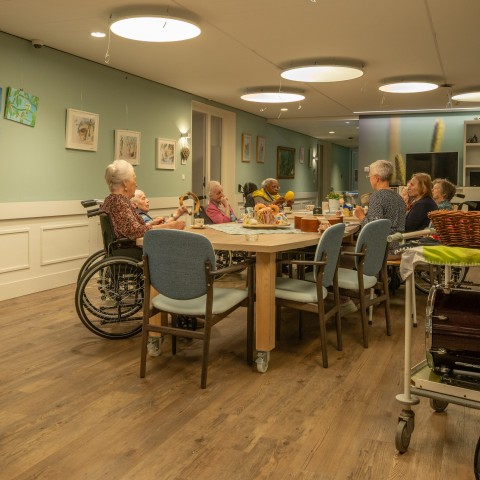 bewoners drinken samen gezellig koffie