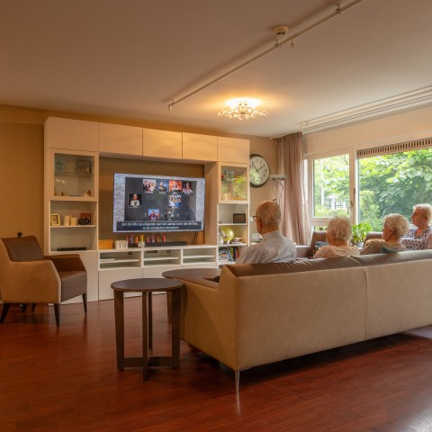 bewoners kijken samen gezellig televisie