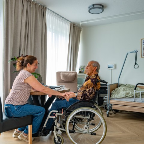 bewoner en naaste in de woonkamer