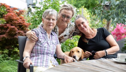 bewoner met naasten en hond aan tafel