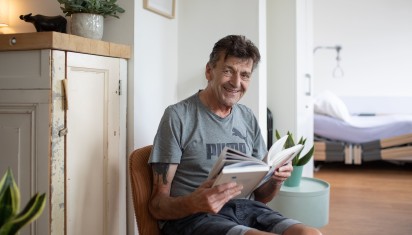 bewoner leest een boek