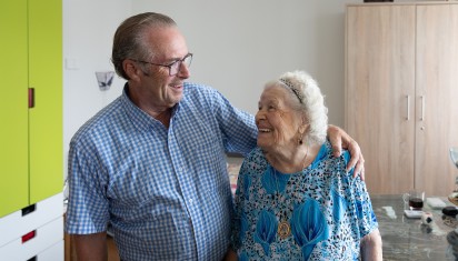 mevrouw en naaste lachen naar elkaar