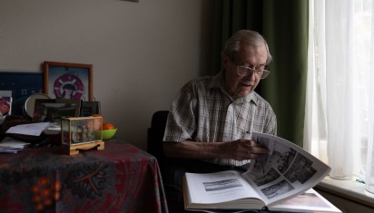 bewoner bladert door zijn boek
