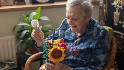 mevrouw met haar bloemen