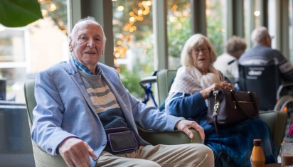 bewoners samen in hun stoel