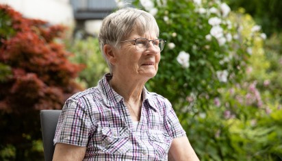 mevrouw kijk uit over tuin