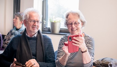 man en vrouw met telefoon in de hand