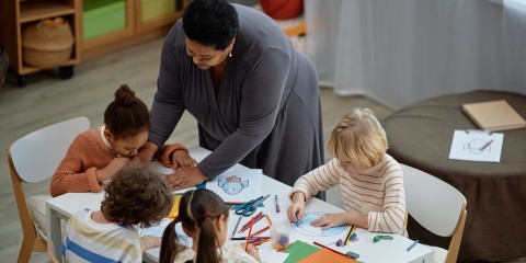 Dame begeleid kidneren bij kleuren