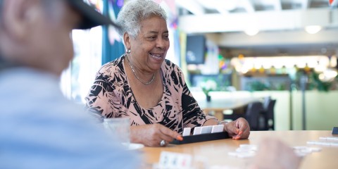 bewoners spelen gezellig rummicub