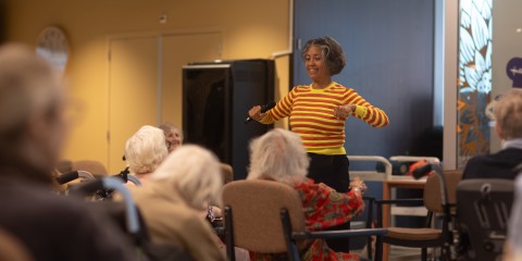 bewoners aan het zitdansen met instructrice 