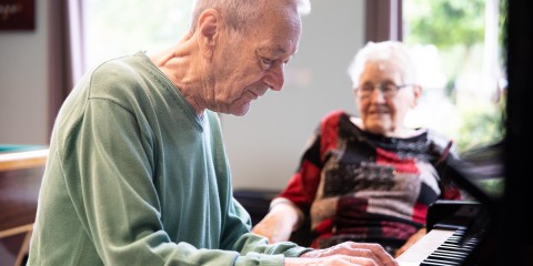 bewoner speelt op de piano