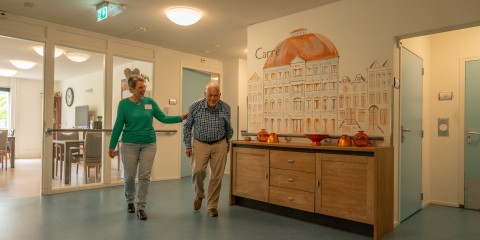man en vrouw lopen in de hal