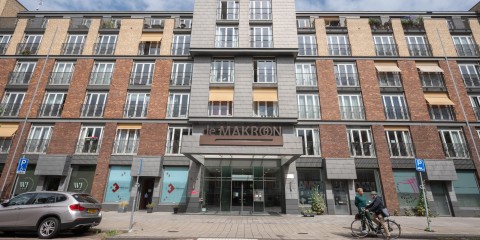 voorkant van het gebouw