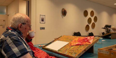 meneer is aan het schilderen
