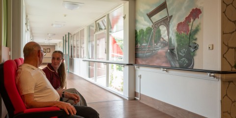 bewoner en naaste hebben een gesprek in de hal