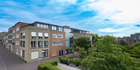 Voorkant van het gebouw in Floriande