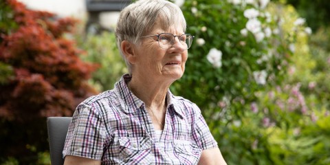 mevrouw kijk uit over tuin