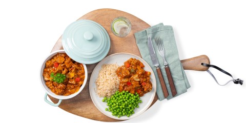 Maaltijd thuis rundergoulash volkoren rijst doperwten