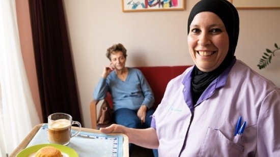 Malika werkt als Helpende Plus in verpleeghuis De Makroon in Amsterdam