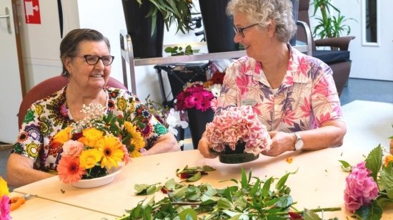 Samen bezig zijn met bloemschikken