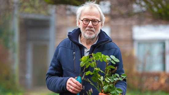 Vrijwilliger Ed is twee keer per week in de tuin van Vreugdehof te vinden.