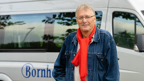 Vrijwilliger Piet  rijdt en begeleidt ouderen bij uitjes vanuit Bornholm.