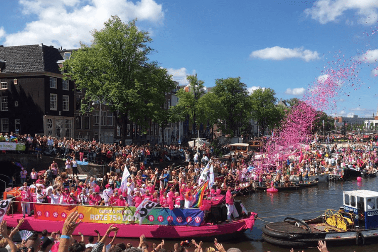 Boot van Amsterdamse zorgorganisaties tijdens de Amsterdam Pride