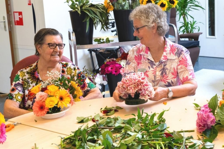 Bloemschikken met vrijwilliger Ineke in Het Hoge Heem Uithoorn