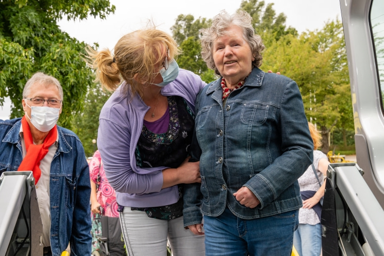 Op weg naar een uitje, vrijwilliger Piet wacht totdat een cliënt veilig is ingestapt in de Amstelring bus