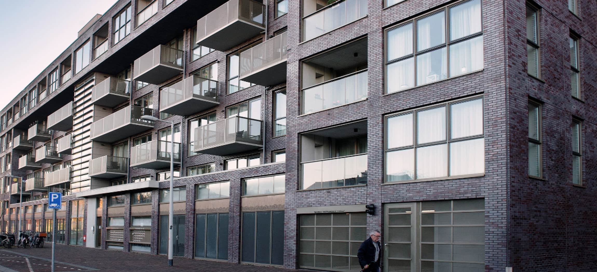 Buitenkant gebouw polikliniek Huntington in Willem Drees-Oostpoort Amsterdam