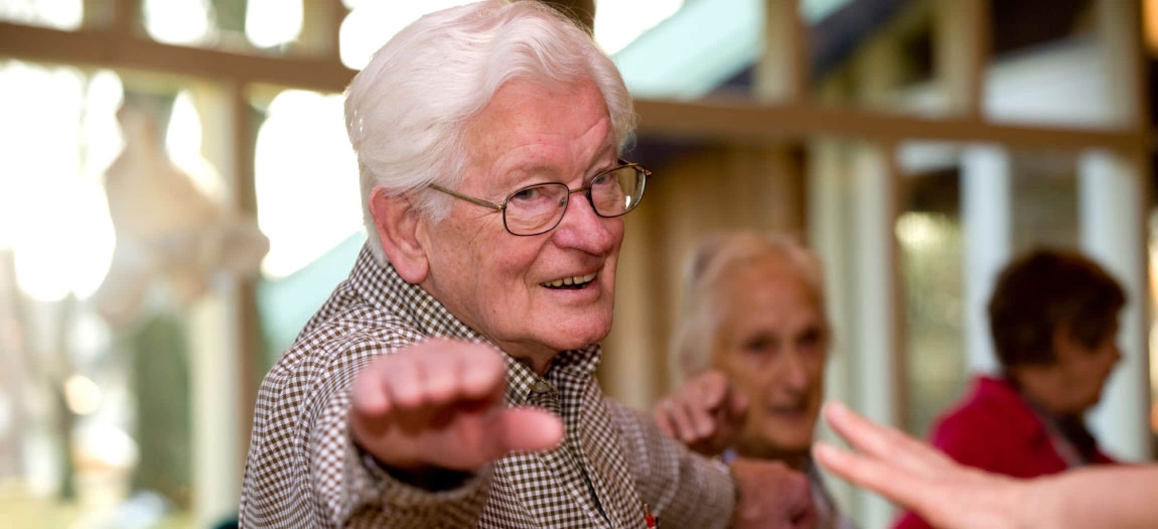 Meer bewegen voor ouderen met bejaarde man gestrekte arm oefening