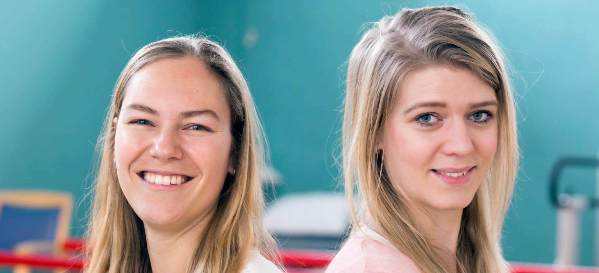 Twee jonge vrouwen fysiotherapeut en ergotherapeut in oefenzaal fitness