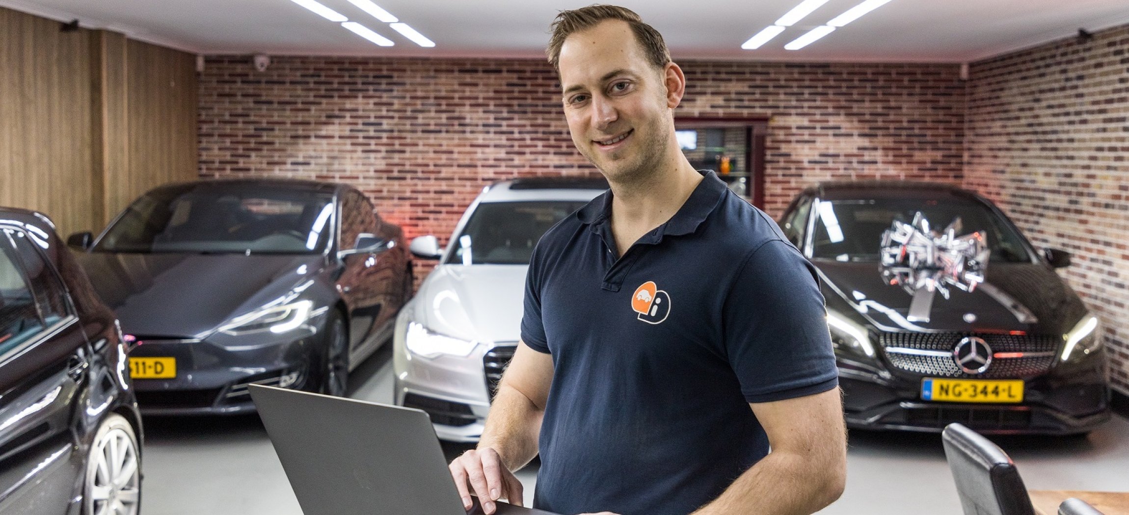 Automonteur repareert een auto die op hydraulische hef lift staat