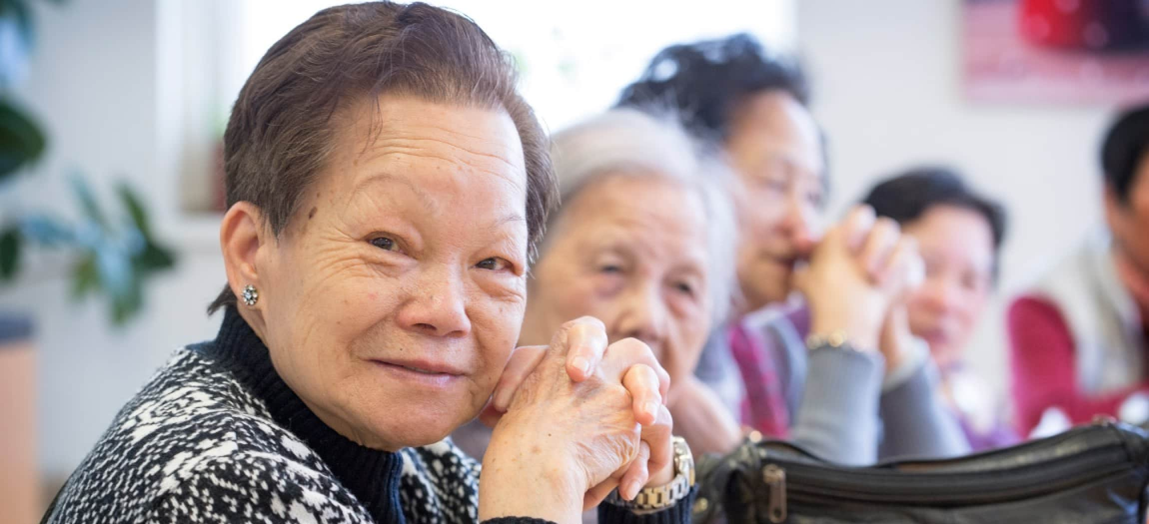 Gezellige bijeenkomst met oudere vrouwen van Chinese afkomst