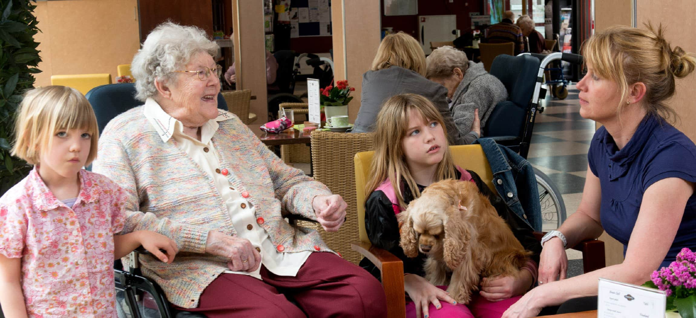 Familie met kinderen op bezoek bij oma