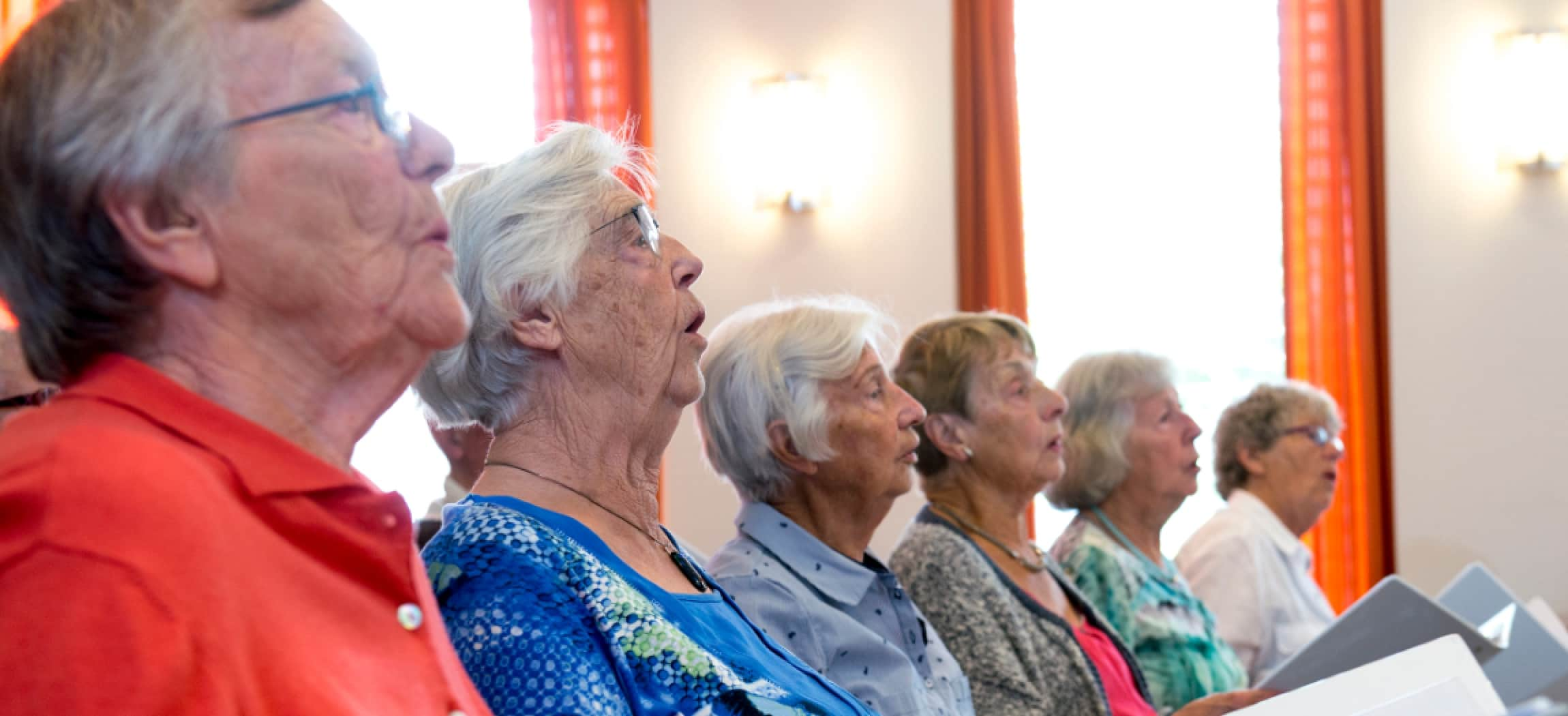 Dames zingen in het koor van een verpleeghuis in Hoofddorp