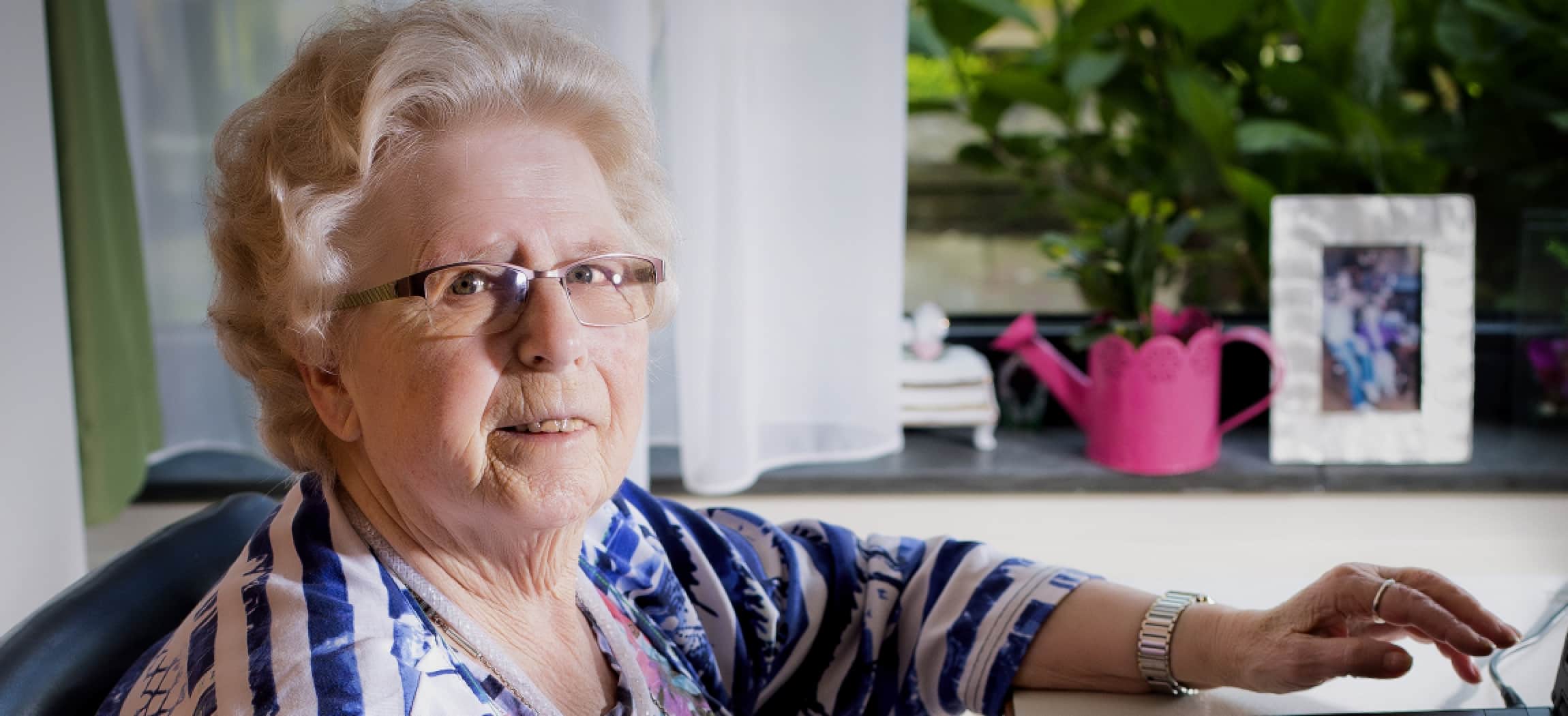 Mevrouw van der Laan woont in verpleeghuis Bornholm - uit de serie Mensen van Amstelring