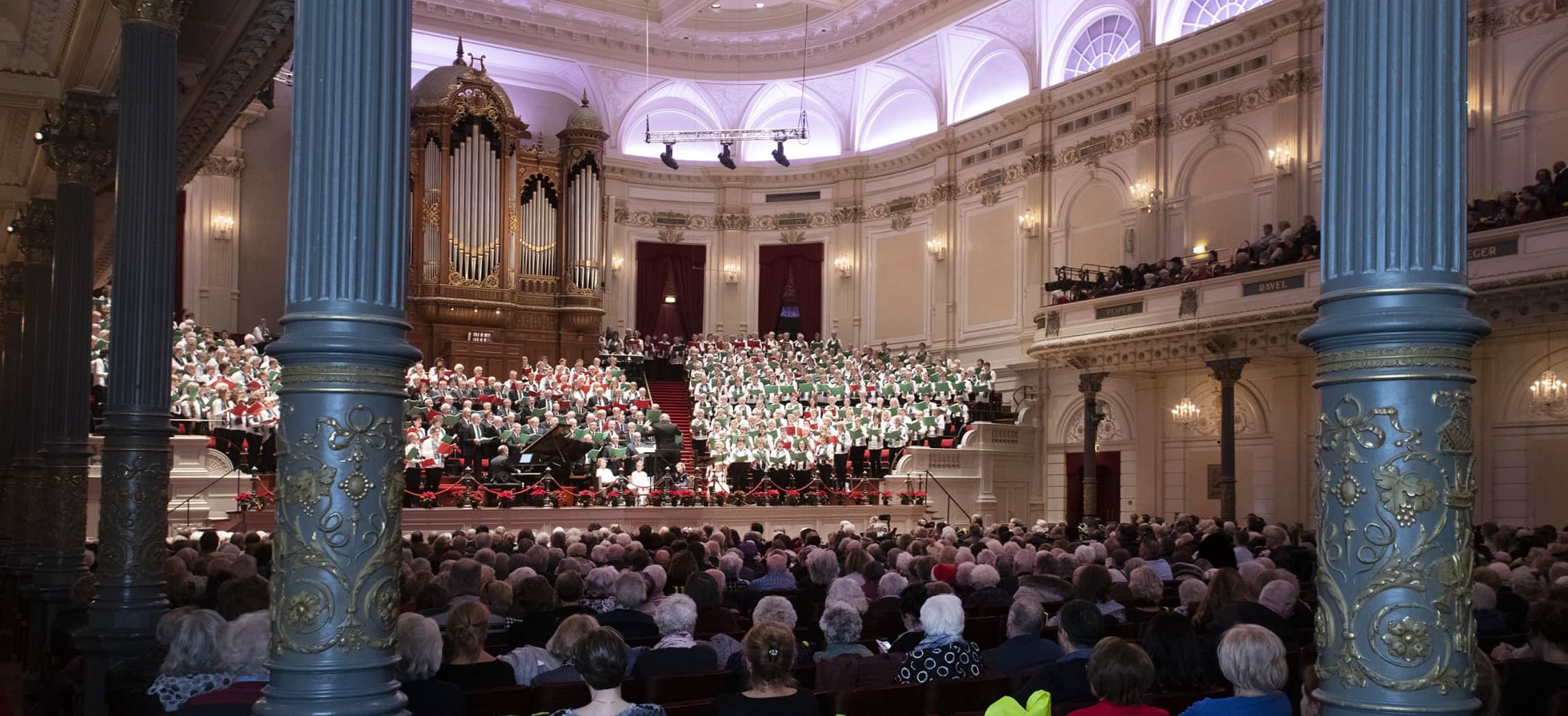 Concertgebouw tijdens kerstconcert voor ouderen