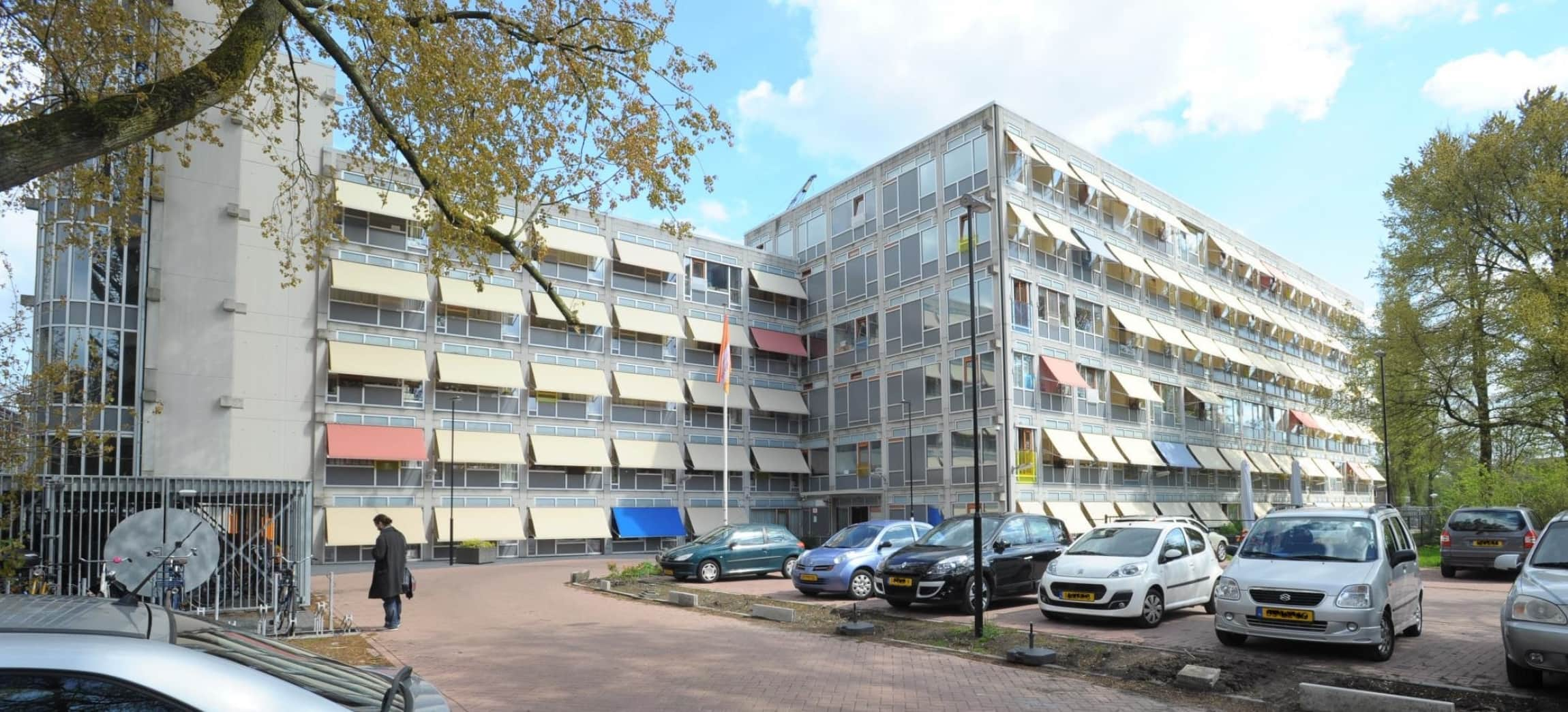 Foto van appartementengebouw met zonneschermen