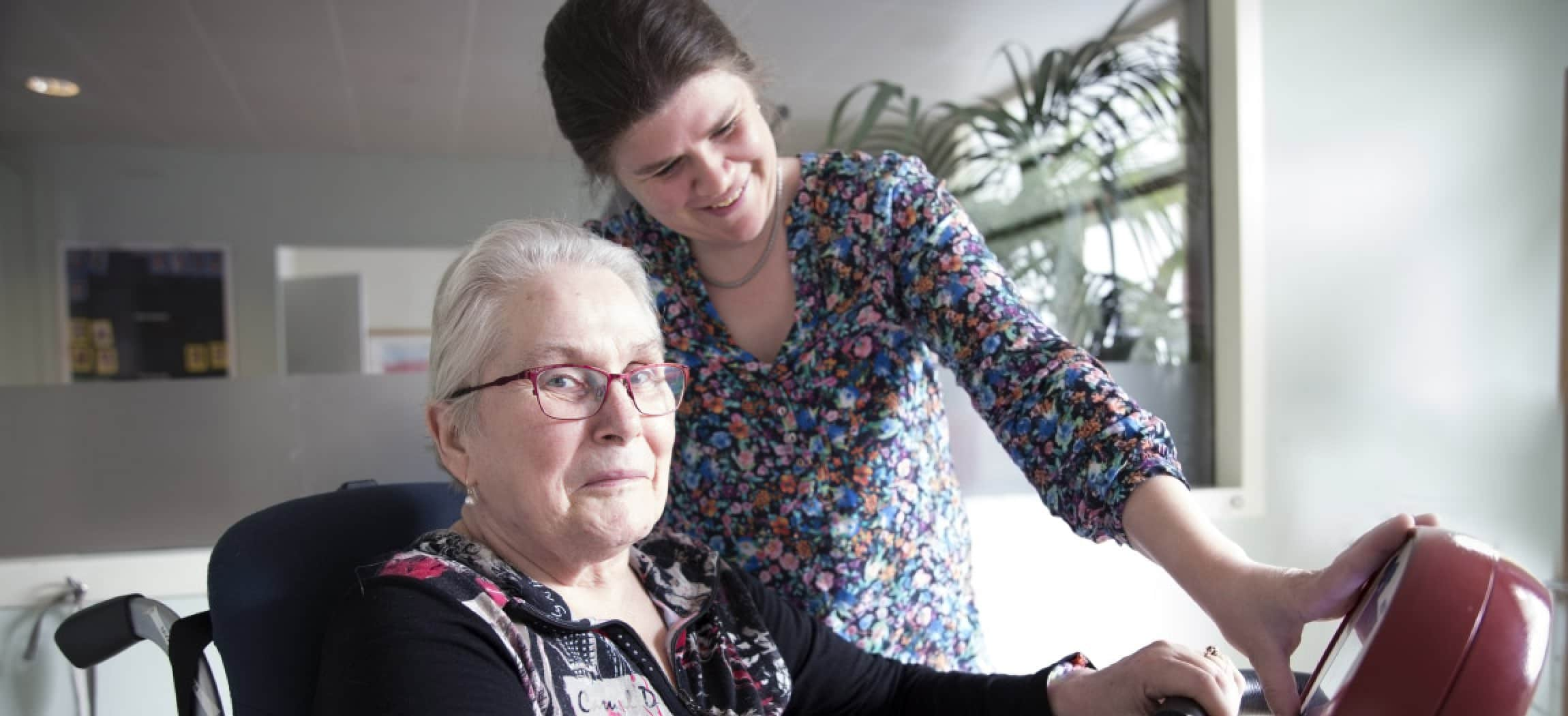 Mevrouw met de ziekte van Parkinson oefent aan de fysio fiets bij fysiotherapeut