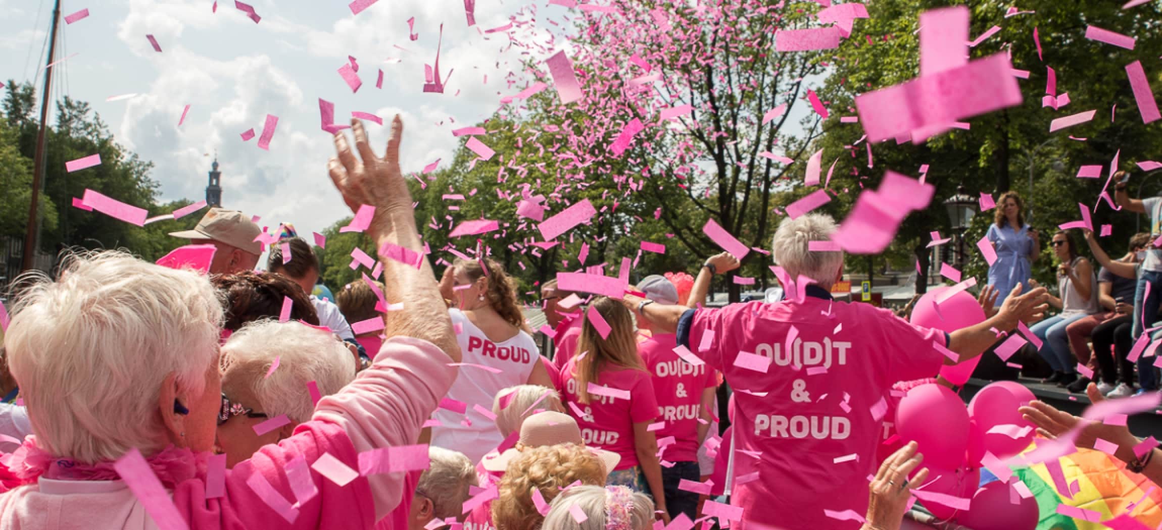 Roze lintjes regen met juichende roze-ouderen tijdens Gay Pride  Grey Pride in Amsterdam