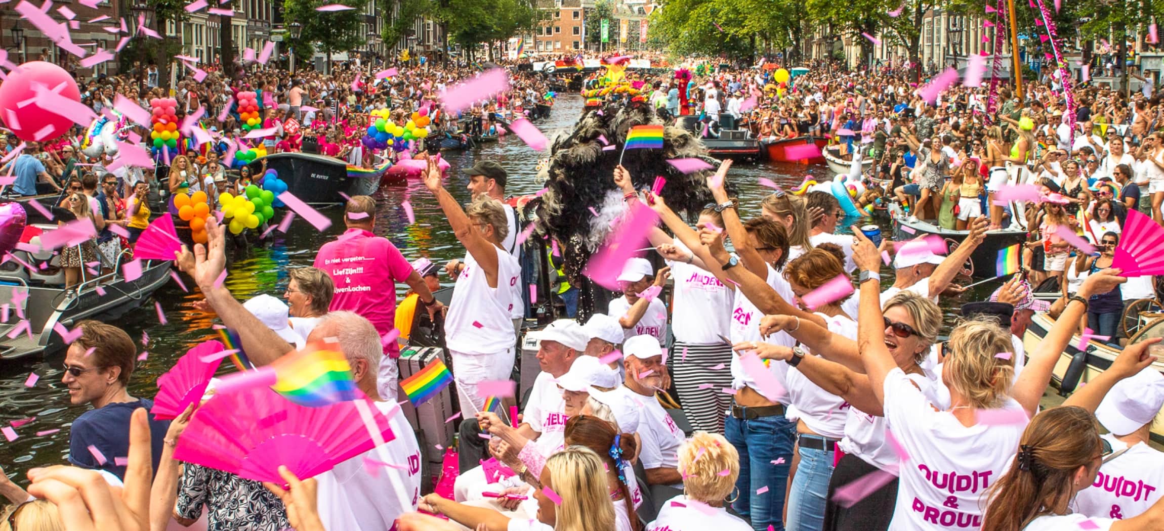 Canal Pride Amsterdam roze ouderen varen mee met Roze 75+ boot
