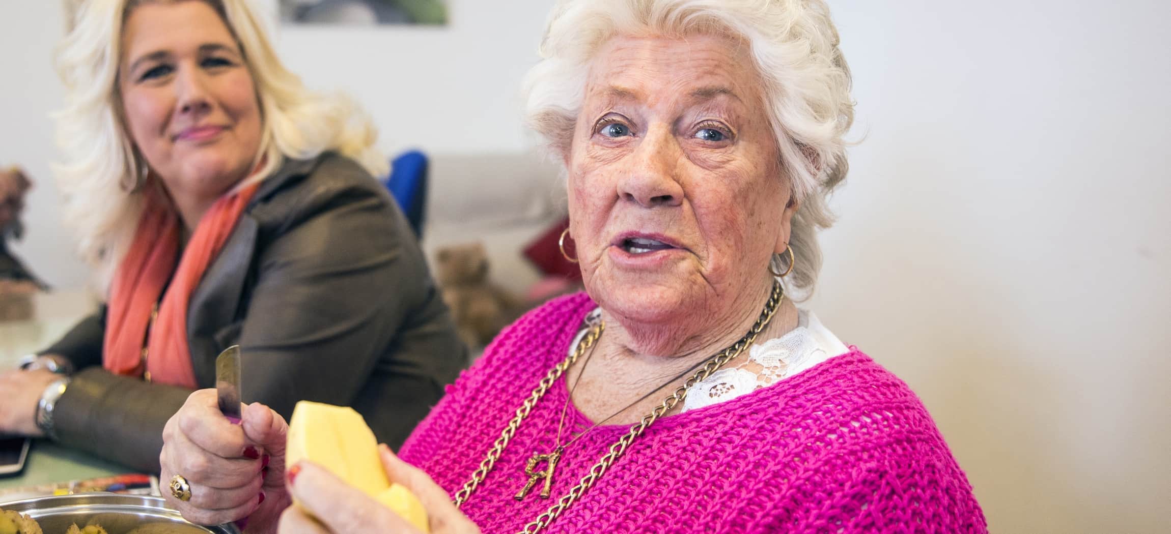 Oudere vrouw schilt aardappelen, vers bereidde maaltijden in verpleeghuis Leo Polak Amsterdam Nieuw West