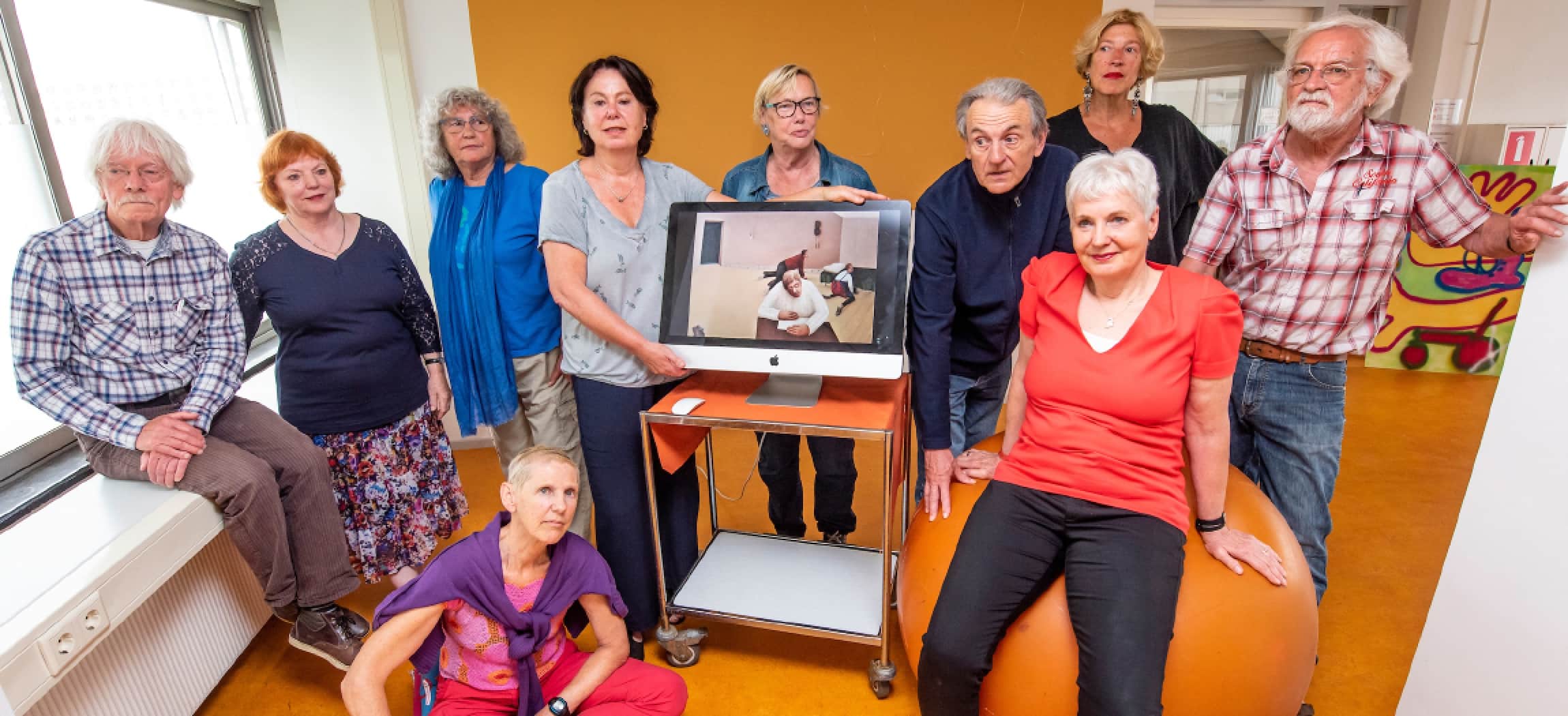Groep deelnemers van Pop-up Museum Identities in zorgcentrum Vreugdehof